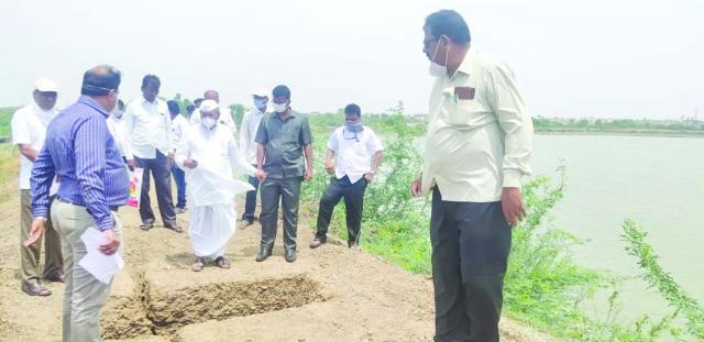 ಕೆರೆಯ ತಡೆಗೋಡೆ ಬಿರುಕು: ಶಾಸಕ ಮನಗೂಳಿ ಅಧಿಕಾರಿಗಳೊಂದಿಗೆ ಪರಿಶೀಲನೆ